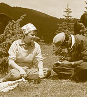 Helga Priester mit Bergbauern