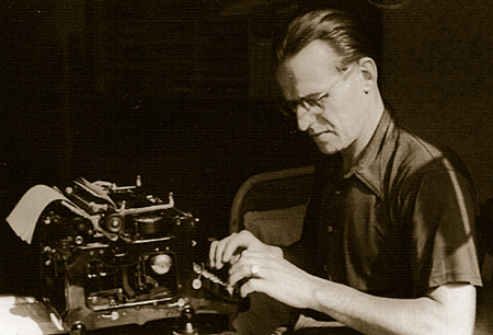 Claus Fritzsche an Schreibmaschine