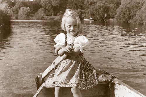 Ingrid Volkmann als Kind 1942