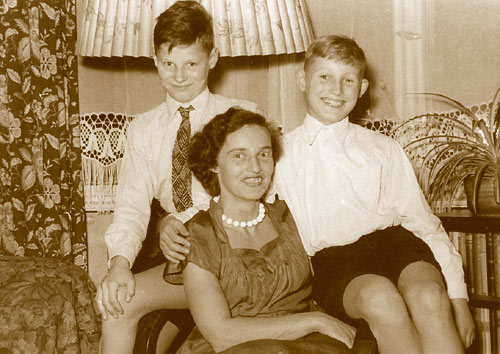 Ilse Sielaff mit Söhnen